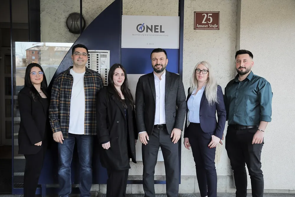 Team von Önel Buchhaltung & Unternehmensberatung vor dem Büro in der Amraser Straße 25 in Innsbruck